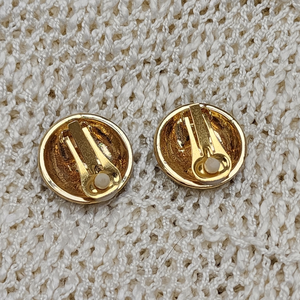 Vintage, Rare Gold Toned, Black and Cream Swirl Circle Enamel Clip On Earrings - Picture 5 of 8